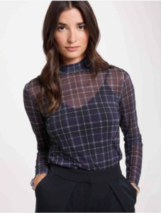 truitje strech doorzichtig blauw met ruitje, dit leuke truitje is helemaal in de schotse look van deze winter. Heerlijke strech kwaliteit doorzichtig met een donkerblauw onderhemdje. Sluit mooi aan met een subtiel turtle nekje, leuk voor onder een blazer maar ook op een jeans voor een casual look