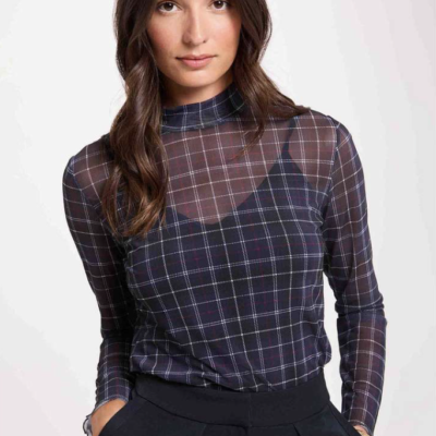 truitje strech doorzichtig blauw met ruitje, dit leuke truitje is helemaal in de schotse look van deze winter. Heerlijke strech kwaliteit doorzichtig met een donkerblauw onderhemdje. Sluit mooi aan met een subtiel turtle nekje, leuk voor onder een blazer maar ook op een jeans voor een casual look