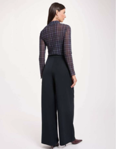 truitje strech doorzichtig blauw met ruitje, dit leuke truitje is helemaal in de schotse look van deze winter. Heerlijke strech kwaliteit doorzichtig met een donkerblauw onderhemdje. Sluit mooi aan met een subtiel turtle nekje, leuk voor onder een blazer maar ook op een jeans voor een casual look