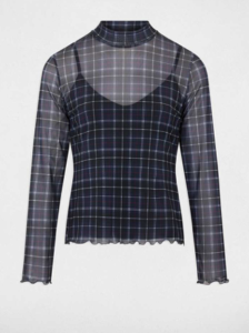 truitje strech doorzichtig blauw met ruitje, dit leuke truitje is helemaal in de schotse look van deze winter. Heerlijke strech kwaliteit doorzichtig met een donkerblauw onderhemdje. Sluit mooi aan met een subtiel turtle nekje, leuk voor onder een blazer maar ook op een jeans voor een casual look