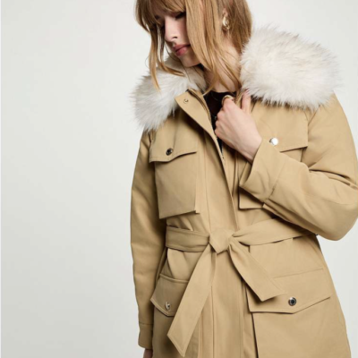 Zandkleurige Parka met bonte kraag van Morgan de toi Voeg een vleugje stijl en functionaliteit toe aan uw garderobe met deze prachtig ontworpen zandkleurige parka van Morgan de Toi. Met zijn eigentijdse model en doordachte details is deze parka de perfecte keuze voor de modebewuste vrouw die comfort en flair waardeert. **Design en Kenmerken:** - **Kleur en Materiaal:** Deze parka is uitgevoerd in een trendy zandkleur en gemaakt van een matte stof die niet alleen elegant oogt, maar ook duurzaam en praktisch is voor dagelijks gebruik. - **Vierkante Zakdetails:** De parka beschikt over vierkante zakken, die niet alleen functioneel zijn, maar ook een modern accent aan het ontwerp geven. Perfect voor het opbergen van persoonlijke spullen terwijl u er stijlvol uitziet. - **Off-White Bontkraag:** De luxueuze off-white bontkraag voegt een extra dimensie van warmte en comfort toe, perfect voor de koudere maanden. De kraag kan zowel gesloten als open worden gedragen voor een veelzijdige uitstraling. - **Open Revers:** Het open revers-ontwerp draagt bij aan een nonchalante, casual look, waardoor deze parka veelzijdig is en gemakkelijk te combineren met verschillende outfits. - **Ideaal voor Elke Gelegenheid:** Of u nu een wandeling door de stad maakt of een casual uitje plant, deze parka biedt de perfecte mix van stijl en functionaliteit voor elke gelegenheid. Met de zandkleurige parka van Morgan de Toi bent u verzekerd van een modieuze en comfortabele uitstraling, ongeacht de situatie. Deze parka is een must-have voor de herfst- en wintermaanden en zal zeker een blijvende indruk maken!