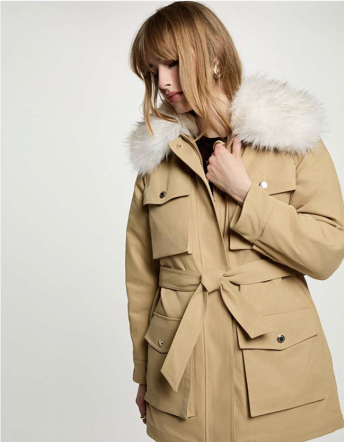 Zandkleurige Parka met bonte kraag van Morgan de toi Voeg een vleugje stijl en functionaliteit toe aan uw garderobe met deze prachtig ontworpen zandkleurige parka van Morgan de Toi. Met zijn eigentijdse model en doordachte details is deze parka de perfecte keuze voor de modebewuste vrouw die comfort en flair waardeert. **Design en Kenmerken:** - **Kleur en Materiaal:** Deze parka is uitgevoerd in een trendy zandkleur en gemaakt van een matte stof die niet alleen elegant oogt, maar ook duurzaam en praktisch is voor dagelijks gebruik. - **Vierkante Zakdetails:** De parka beschikt over vierkante zakken, die niet alleen functioneel zijn, maar ook een modern accent aan het ontwerp geven. Perfect voor het opbergen van persoonlijke spullen terwijl u er stijlvol uitziet. - **Off-White Bontkraag:** De luxueuze off-white bontkraag voegt een extra dimensie van warmte en comfort toe, perfect voor de koudere maanden. De kraag kan zowel gesloten als open worden gedragen voor een veelzijdige uitstraling. - **Open Revers:** Het open revers-ontwerp draagt bij aan een nonchalante, casual look, waardoor deze parka veelzijdig is en gemakkelijk te combineren met verschillende outfits. - **Ideaal voor Elke Gelegenheid:** Of u nu een wandeling door de stad maakt of een casual uitje plant, deze parka biedt de perfecte mix van stijl en functionaliteit voor elke gelegenheid. Met de zandkleurige parka van Morgan de Toi bent u verzekerd van een modieuze en comfortabele uitstraling, ongeacht de situatie. Deze parka is een must-have voor de herfst- en wintermaanden en zal zeker een blijvende indruk maken!