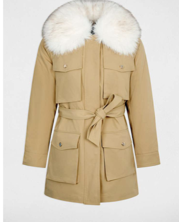 Zandkleurige Parka met bonte kraag van Morgan de toi Voeg een vleugje stijl en functionaliteit toe aan uw garderobe met deze prachtig ontworpen zandkleurige parka van Morgan de Toi. Met zijn eigentijdse model en doordachte details is deze parka de perfecte keuze voor de modebewuste vrouw die comfort en flair waardeert. **Design en Kenmerken:** - **Kleur en Materiaal:** Deze parka is uitgevoerd in een trendy zandkleur en gemaakt van een matte stof die niet alleen elegant oogt, maar ook duurzaam en praktisch is voor dagelijks gebruik. - **Vierkante Zakdetails:** De parka beschikt over vierkante zakken, die niet alleen functioneel zijn, maar ook een modern accent aan het ontwerp geven. Perfect voor het opbergen van persoonlijke spullen terwijl u er stijlvol uitziet. - **Off-White Bontkraag:** De luxueuze off-white bontkraag voegt een extra dimensie van warmte en comfort toe, perfect voor de koudere maanden. De kraag kan zowel gesloten als open worden gedragen voor een veelzijdige uitstraling. - **Open Revers:** Het open revers-ontwerp draagt bij aan een nonchalante, casual look, waardoor deze parka veelzijdig is en gemakkelijk te combineren met verschillende outfits. - **Ideaal voor Elke Gelegenheid:** Of u nu een wandeling door de stad maakt of een casual uitje plant, deze parka biedt de perfecte mix van stijl en functionaliteit voor elke gelegenheid. Met de zandkleurige parka van Morgan de Toi bent u verzekerd van een modieuze en comfortabele uitstraling, ongeacht de situatie. Deze parka is een must-have voor de herfst- en wintermaanden en zal zeker een blijvende indruk maken!