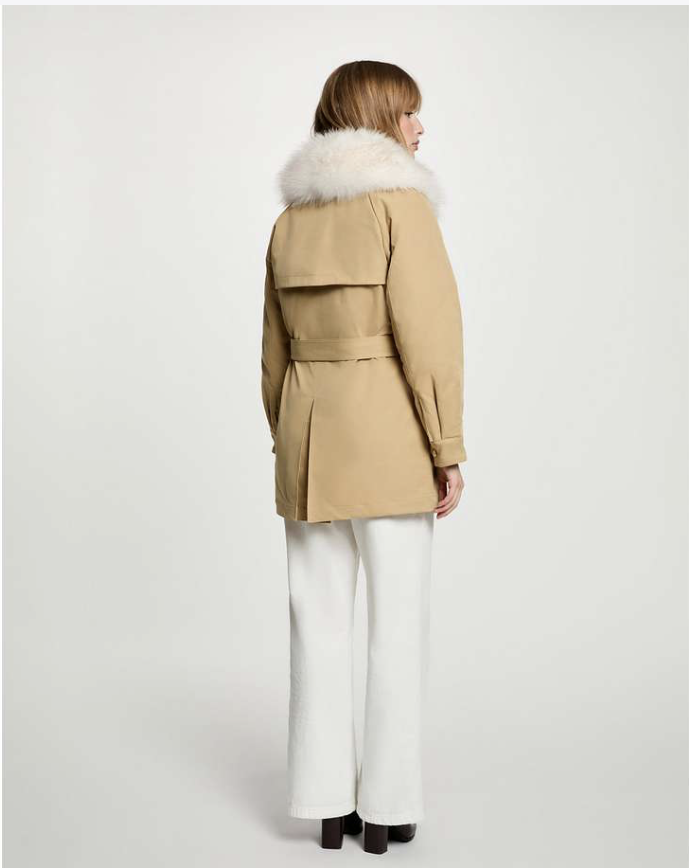 Zandkleurige Parka met bonte kraag van Morgan de toi Voeg een vleugje stijl en functionaliteit toe aan uw garderobe met deze prachtig ontworpen zandkleurige parka van Morgan de Toi. Met zijn eigentijdse model en doordachte details is deze parka de perfecte keuze voor de modebewuste vrouw die comfort en flair waardeert. **Design en Kenmerken:** - **Kleur en Materiaal:** Deze parka is uitgevoerd in een trendy zandkleur en gemaakt van een matte stof die niet alleen elegant oogt, maar ook duurzaam en praktisch is voor dagelijks gebruik. - **Vierkante Zakdetails:** De parka beschikt over vierkante zakken, die niet alleen functioneel zijn, maar ook een modern accent aan het ontwerp geven. Perfect voor het opbergen van persoonlijke spullen terwijl u er stijlvol uitziet. - **Off-White Bontkraag:** De luxueuze off-white bontkraag voegt een extra dimensie van warmte en comfort toe, perfect voor de koudere maanden. De kraag kan zowel gesloten als open worden gedragen voor een veelzijdige uitstraling. - **Open Revers:** Het open revers-ontwerp draagt bij aan een nonchalante, casual look, waardoor deze parka veelzijdig is en gemakkelijk te combineren met verschillende outfits. - **Ideaal voor Elke Gelegenheid:** Of u nu een wandeling door de stad maakt of een casual uitje plant, deze parka biedt de perfecte mix van stijl en functionaliteit voor elke gelegenheid. Met de zandkleurige parka van Morgan de Toi bent u verzekerd van een modieuze en comfortabele uitstraling, ongeacht de situatie. Deze parka is een must-have voor de herfst- en wintermaanden en zal zeker een blijvende indruk maken!
