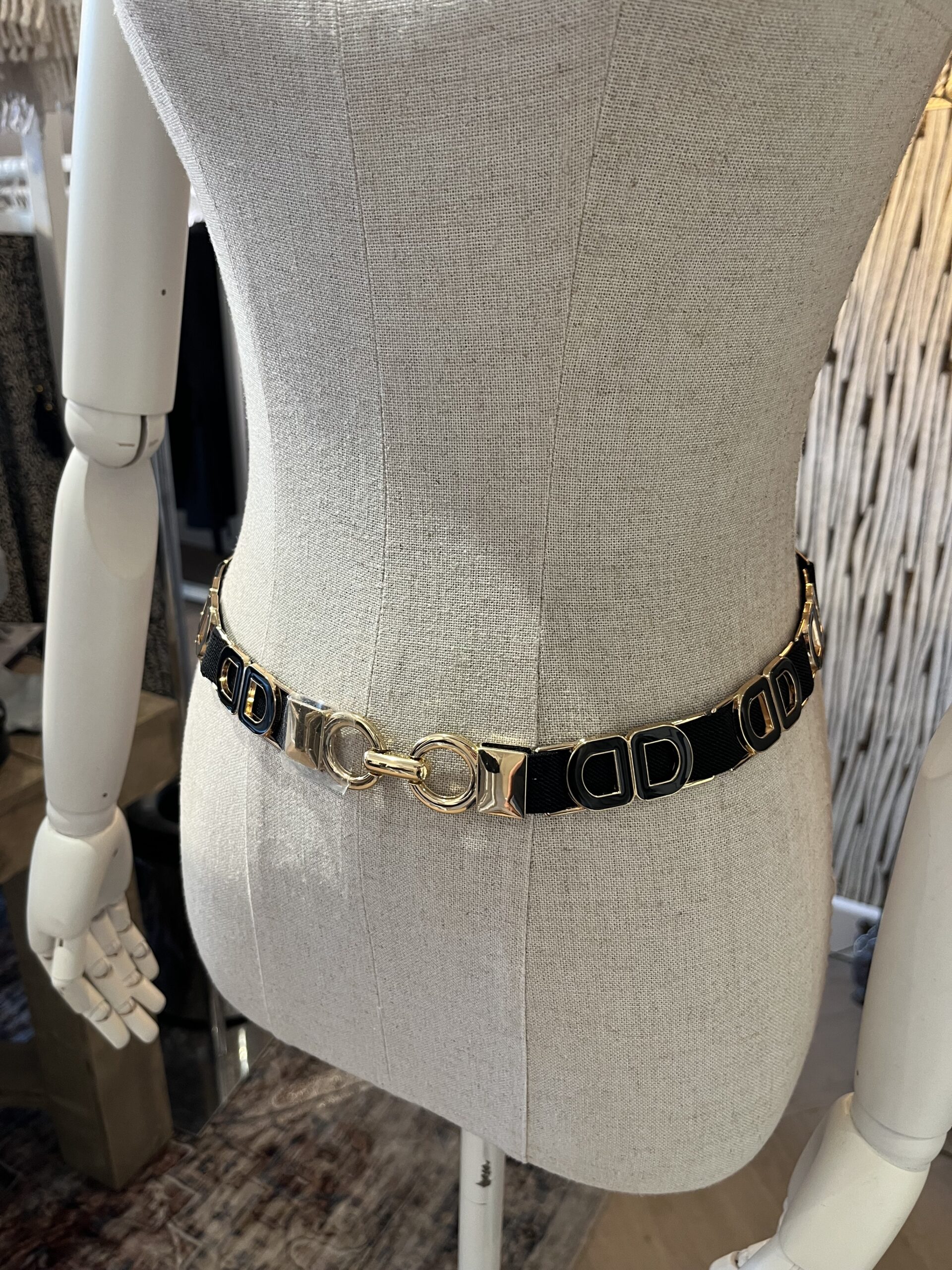 Zwarte elastische damesriem met gouden schakels – Darcey & Dolls