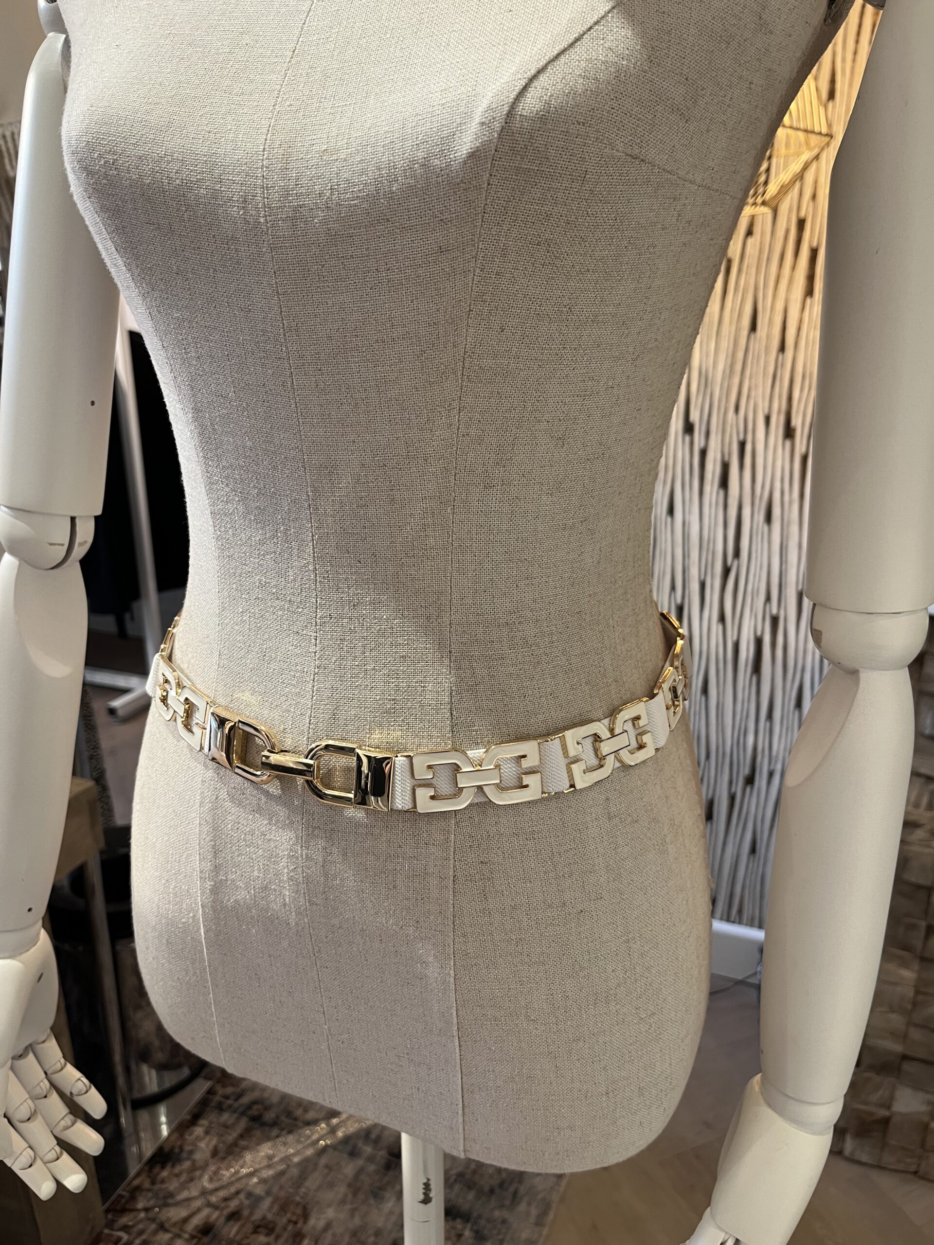 Witte elastische damesriem met gouden schakels – Darcey & Dolls