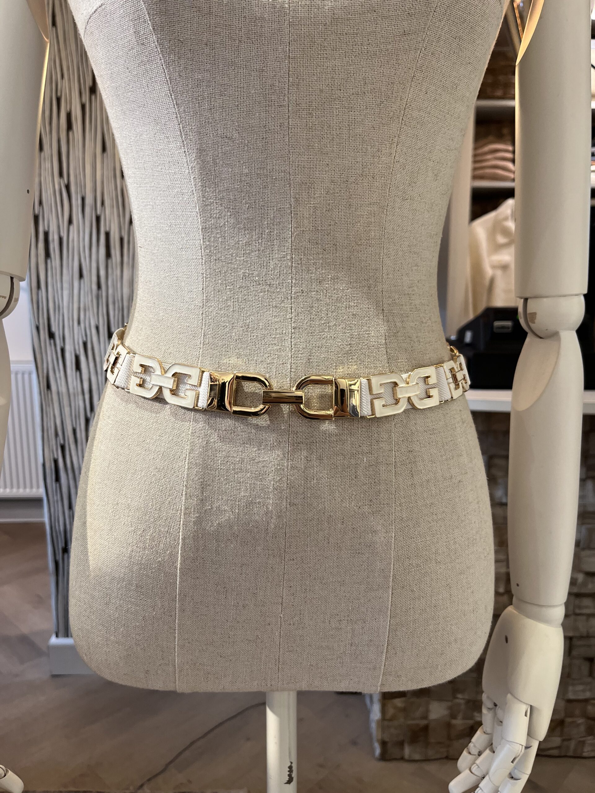 Witte elastische damesriem met gouden schakels – Darcey & Dolls