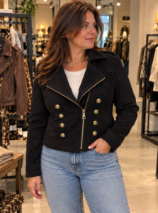 Zwart jasje dubbel knoop XXL is een stijlvol damesjasje met een stoere bikerlook en elegante details. Het zwarte jasje heeft een vrouwelijke pasvorm en is uitgevoerd met een opvallende dubbele rij decoratieve knopen. De goudkleurige details geven het jasje een luxe uitstraling. De schuine ritssluiting en reverskraag zorgen voor de herkenbare bikerstijl, terwijl de dubbele knopenrij het model net iets chiquer maakt. Hierdoor is het jasje makkelijk te combineren met zowel een jeans als een rok of pantalon. Draag dit zwarte damesjasje casual met een T-shirt en jeans of combineer het met een mooie top voor een gekledere uitstraling. Een veelzijdig jasje dat perfect is voor zowel overdag als een avondje uit. https://www.darcey-dolls.nl/product-categorie/jasjesjassen/