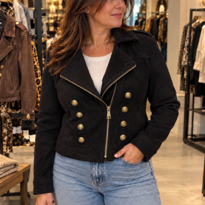 Zwart jasje dubbel knoop XXL is een stijlvol damesjasje met een stoere bikerlook en elegante details. Het zwarte jasje heeft een vrouwelijke pasvorm en is uitgevoerd met een opvallende dubbele rij decoratieve knopen. De goudkleurige details geven het jasje een luxe uitstraling. De schuine ritssluiting en reverskraag zorgen voor de herkenbare bikerstijl, terwijl de dubbele knopenrij het model net iets chiquer maakt. Hierdoor is het jasje makkelijk te combineren met zowel een jeans als een rok of pantalon. Draag dit zwarte damesjasje casual met een T-shirt en jeans of combineer het met een mooie top voor een gekledere uitstraling. Een veelzijdig jasje dat perfect is voor zowel overdag als een avondje uit. https://www.darcey-dolls.nl/product-categorie/jasjesjassen/