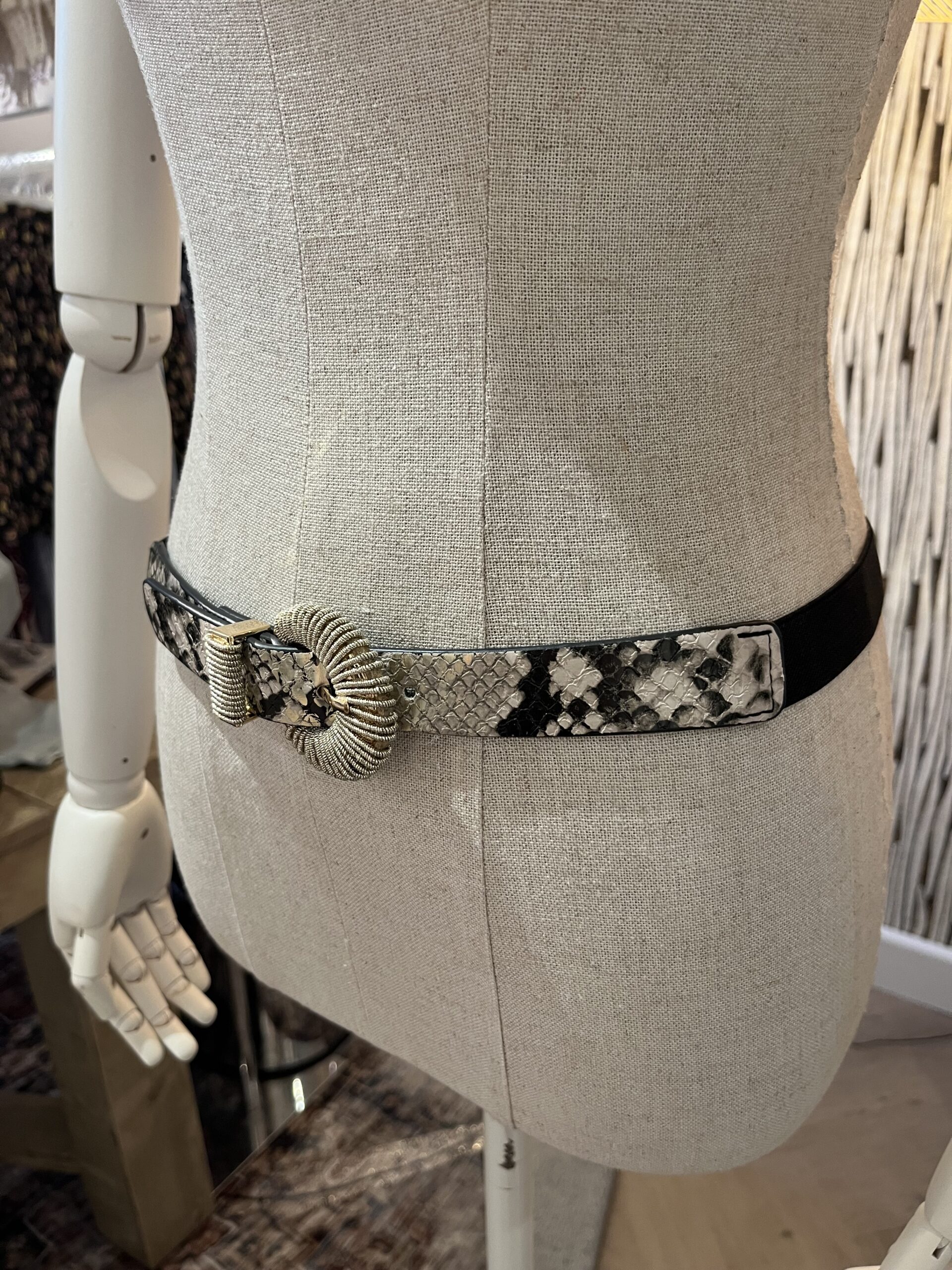 Elastische riem slangenprint Elastische riem slangenprint van zwart elastiek met aan de voorkant een vega leer stukje snake print