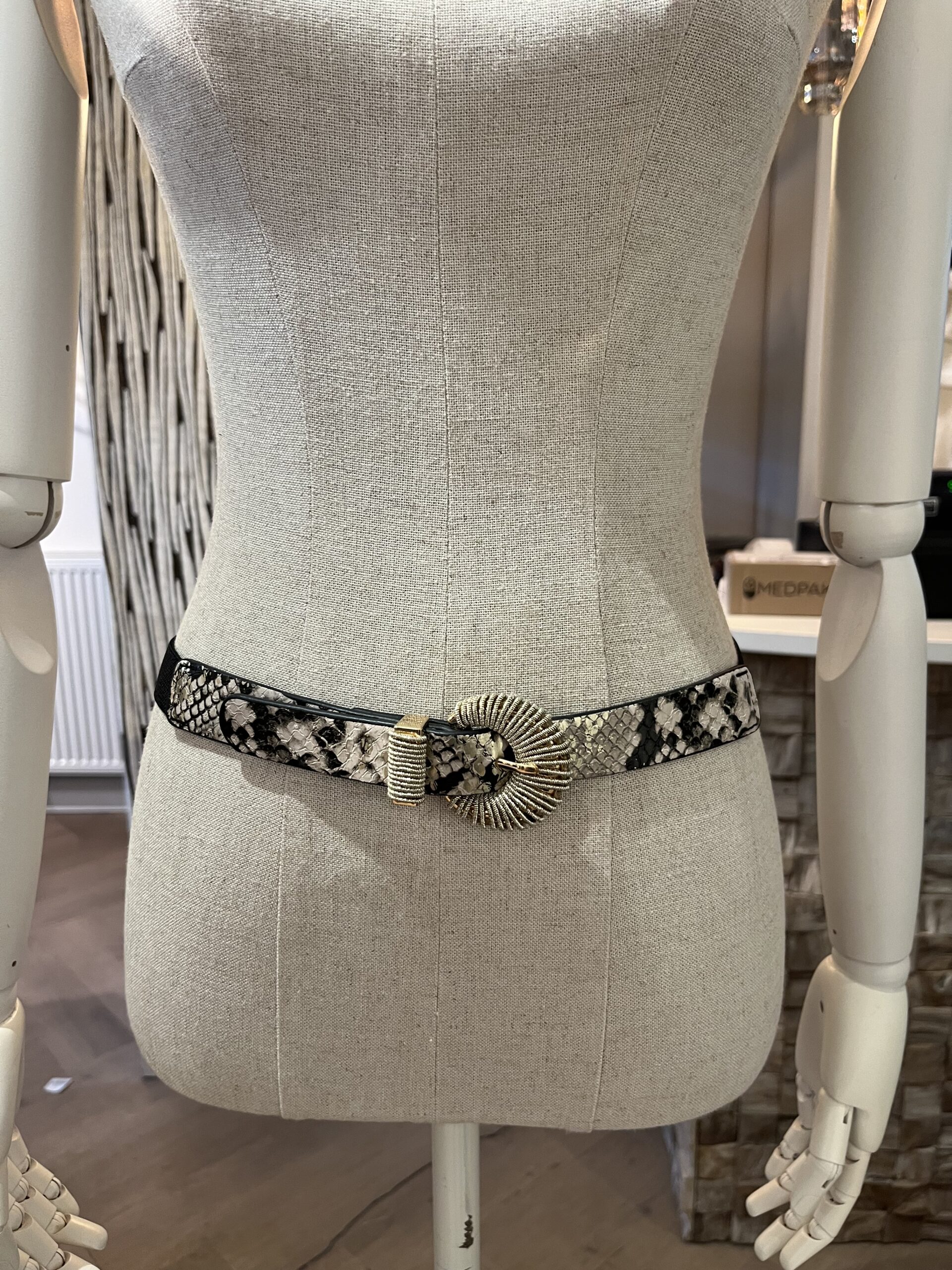 Elastische riem slangenprint Elastische riem slangenprint van zwart elastiek met aan de voorkant een vega leer stukje snake print
