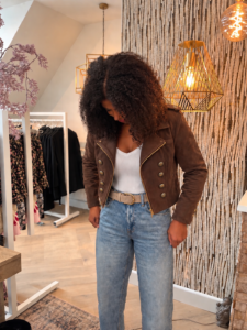 Bruin jasje dubbele knoop met stoere bikerlook en luxe goudkleurige details. De dubbele knopenrij, schuine ritssluiting en vrouwelijke pasvorm maken dit zwarte damesjasje perfect voor zowel een casual als geklede