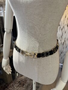 Zwarte elastische damesriem met gouden schakels – Darcey & Dolls