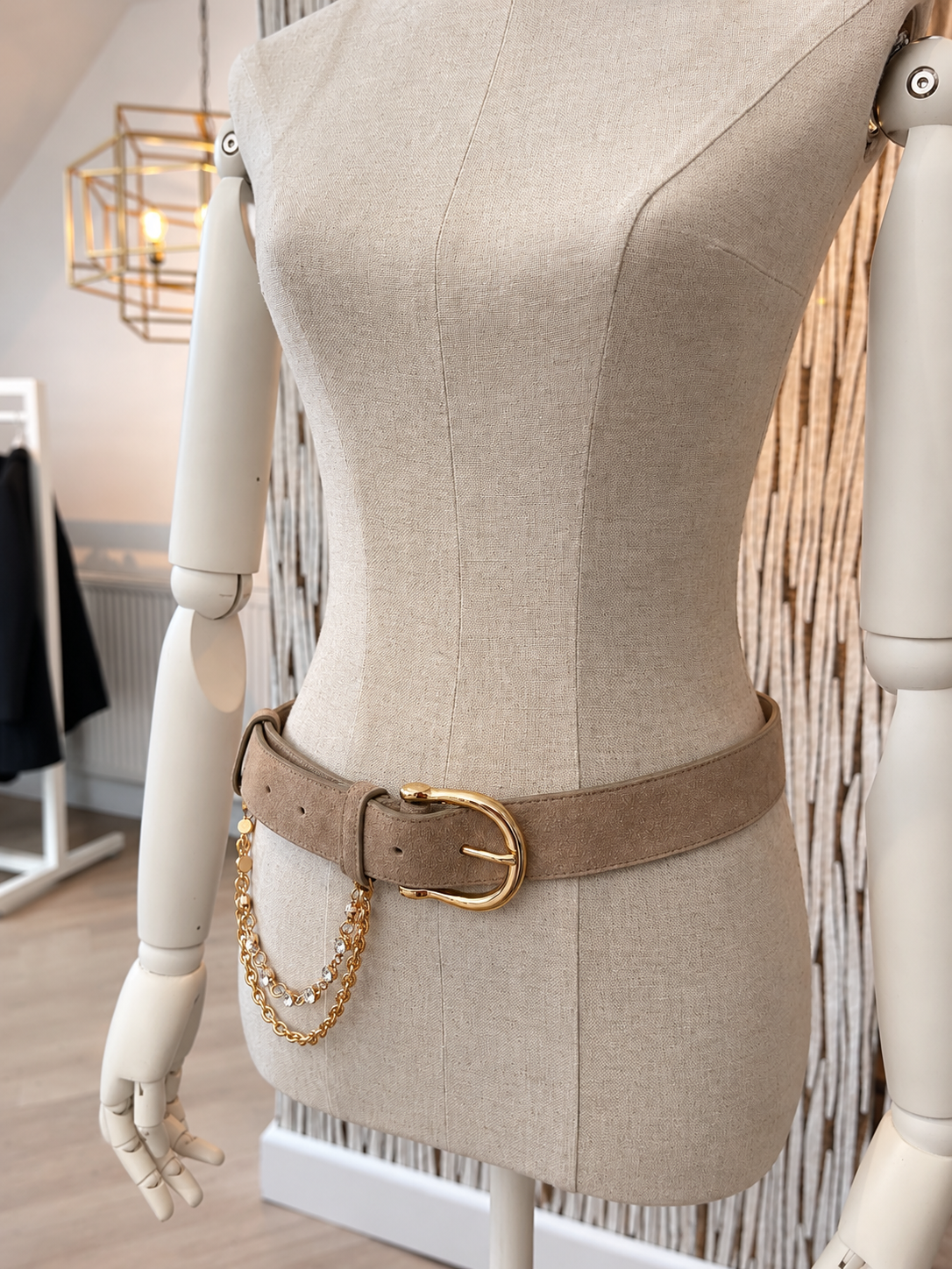 Taupe kleurige suede damesriem met gouden kettingen Jewel belts by Darcey&Dolls