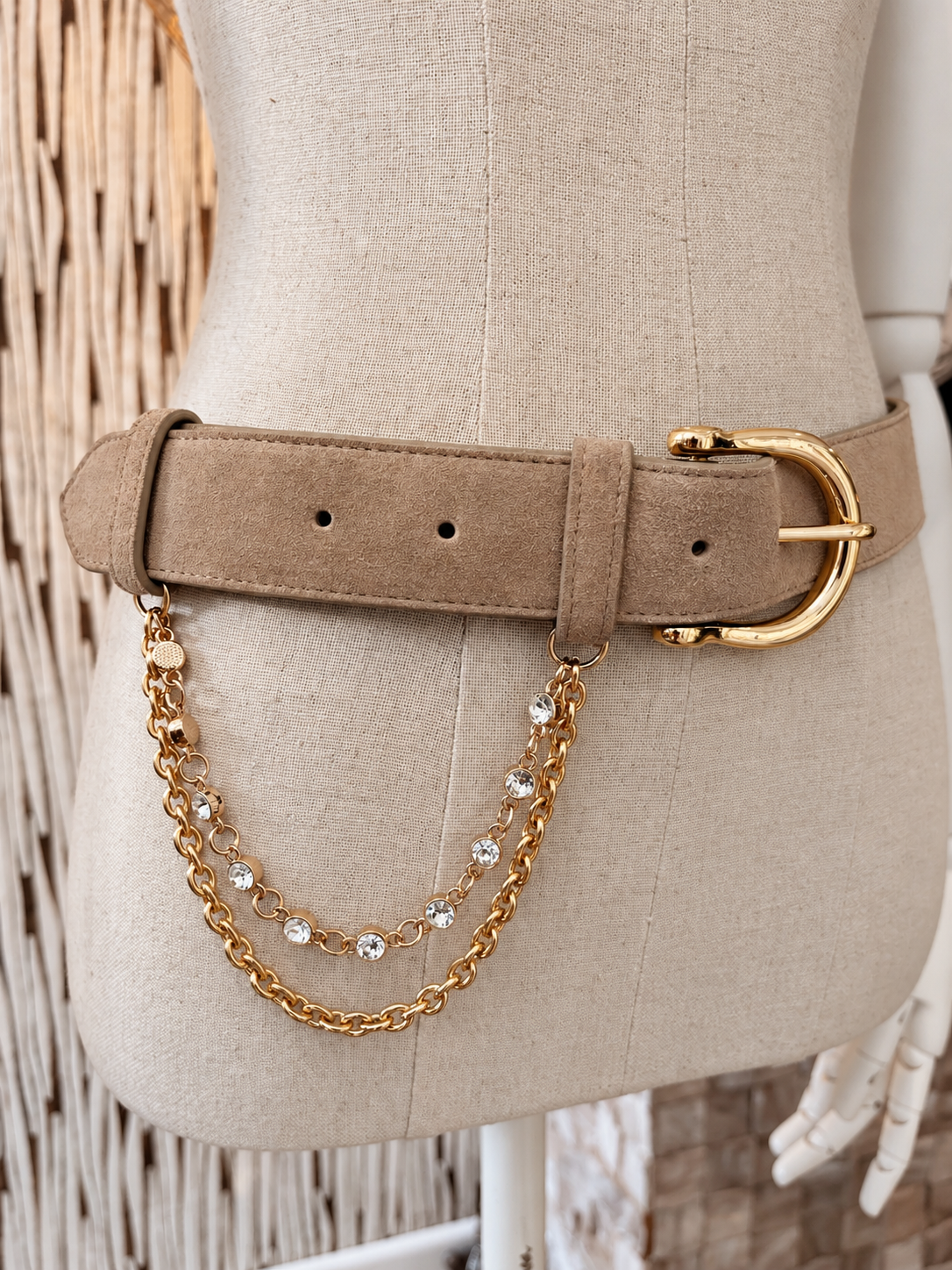 Taupe kleurige suede damesriem met gouden kettingen Jewel belts by Darcey&Dolls