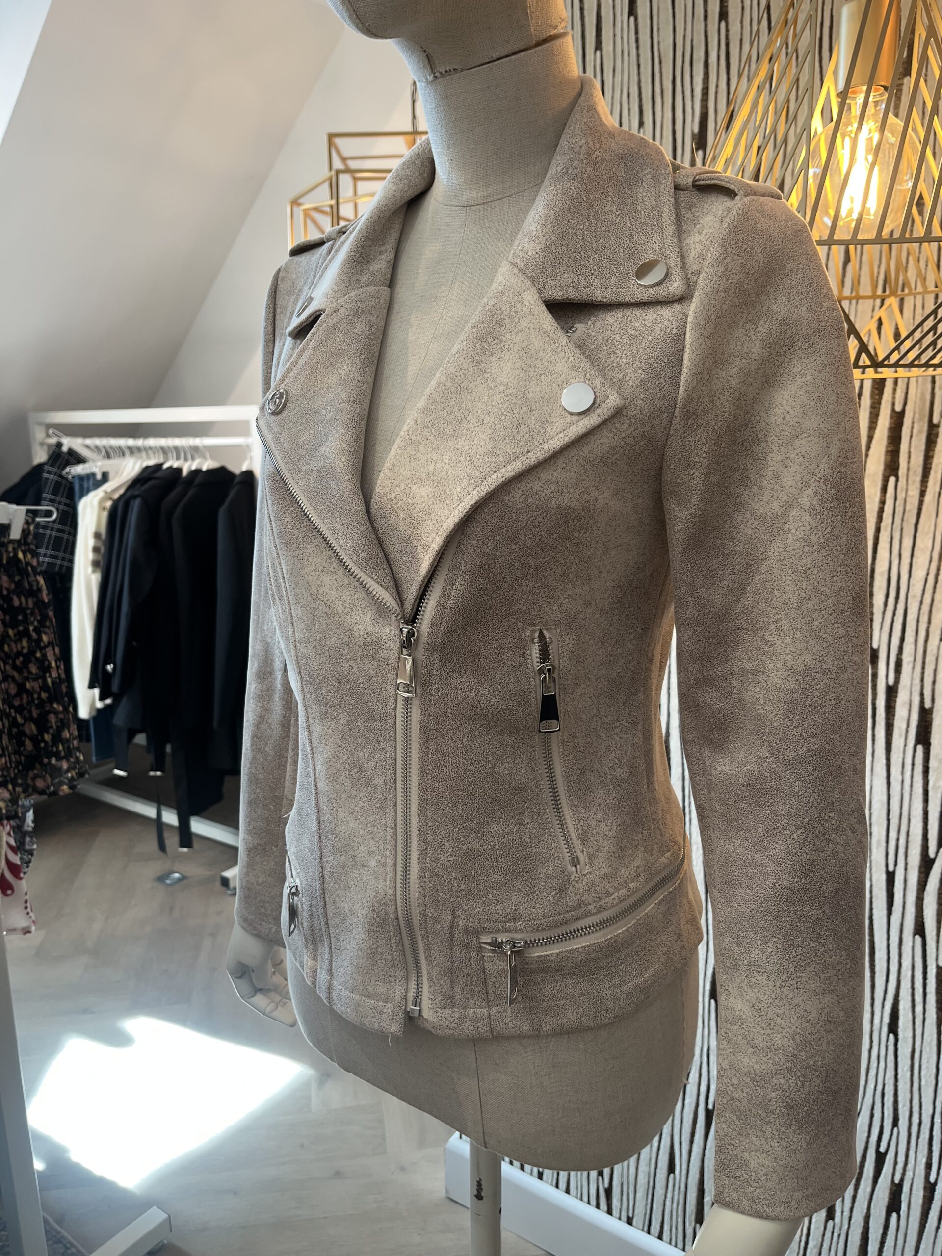 Biker jasje Taupe dames kort stretch biker model met druk knopen en zilveren rits