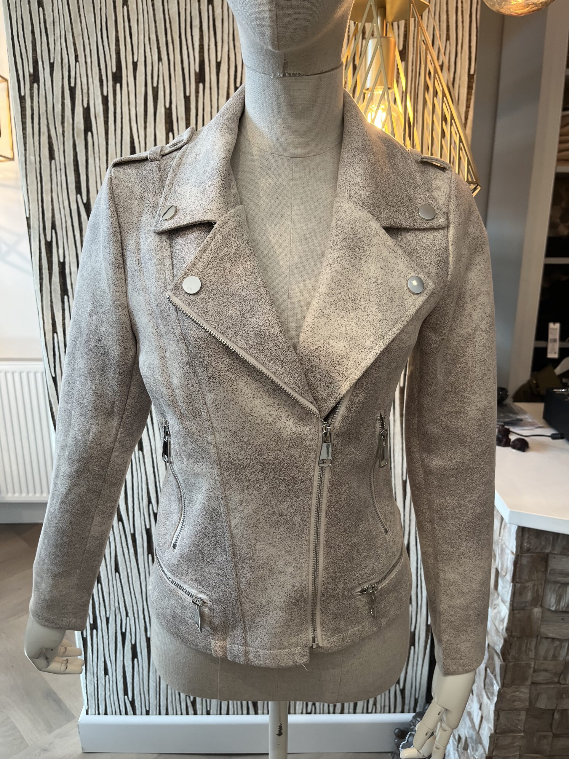 Biker jasje Taupe dames kort stretch biker model met druk knopen en zilveren rits