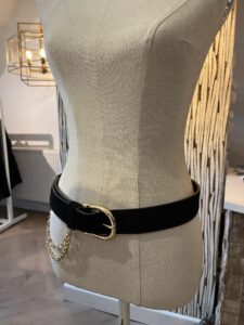 Damesriem zwart suede met gouden kettingen en steentjes Jewel belts by Darcey&Dolls