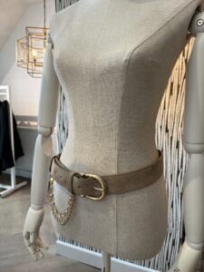 Taupe kleurige suede damesriem met gouden kettingen Jewel belts by Darcey&Dolls