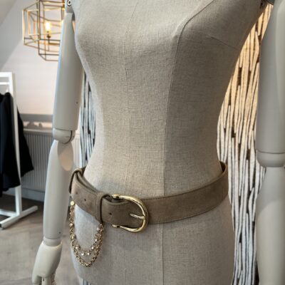 Taupe kleurige suede damesriem met gouden kettingen Jewel belts by Darcey&Dolls