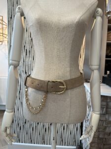 Taupe kleurige suede damesriem met gouden kettingen Jewel belts by Darcey&Dolls