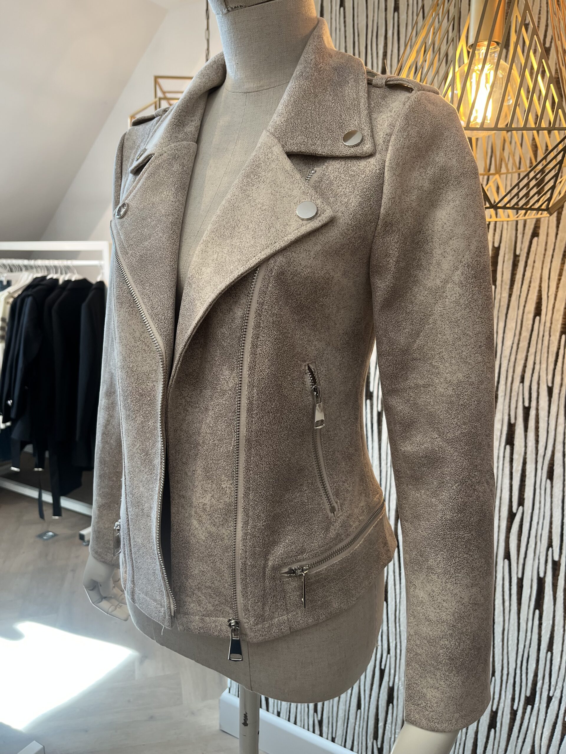 Taupe dames jasje kort stretch biker model met druk knopen en zilveren rits