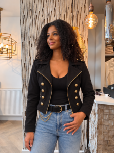 damesjasje kort zwart met gouden knopen in biker model suadine kwalteit gevoerd met glanzende zwarte voering